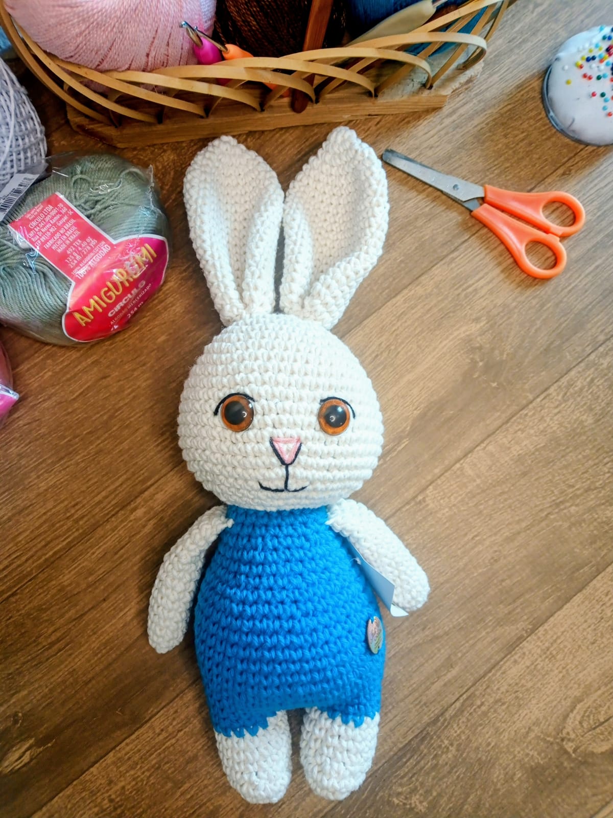 Coelhinho em amigurumi feito à mão