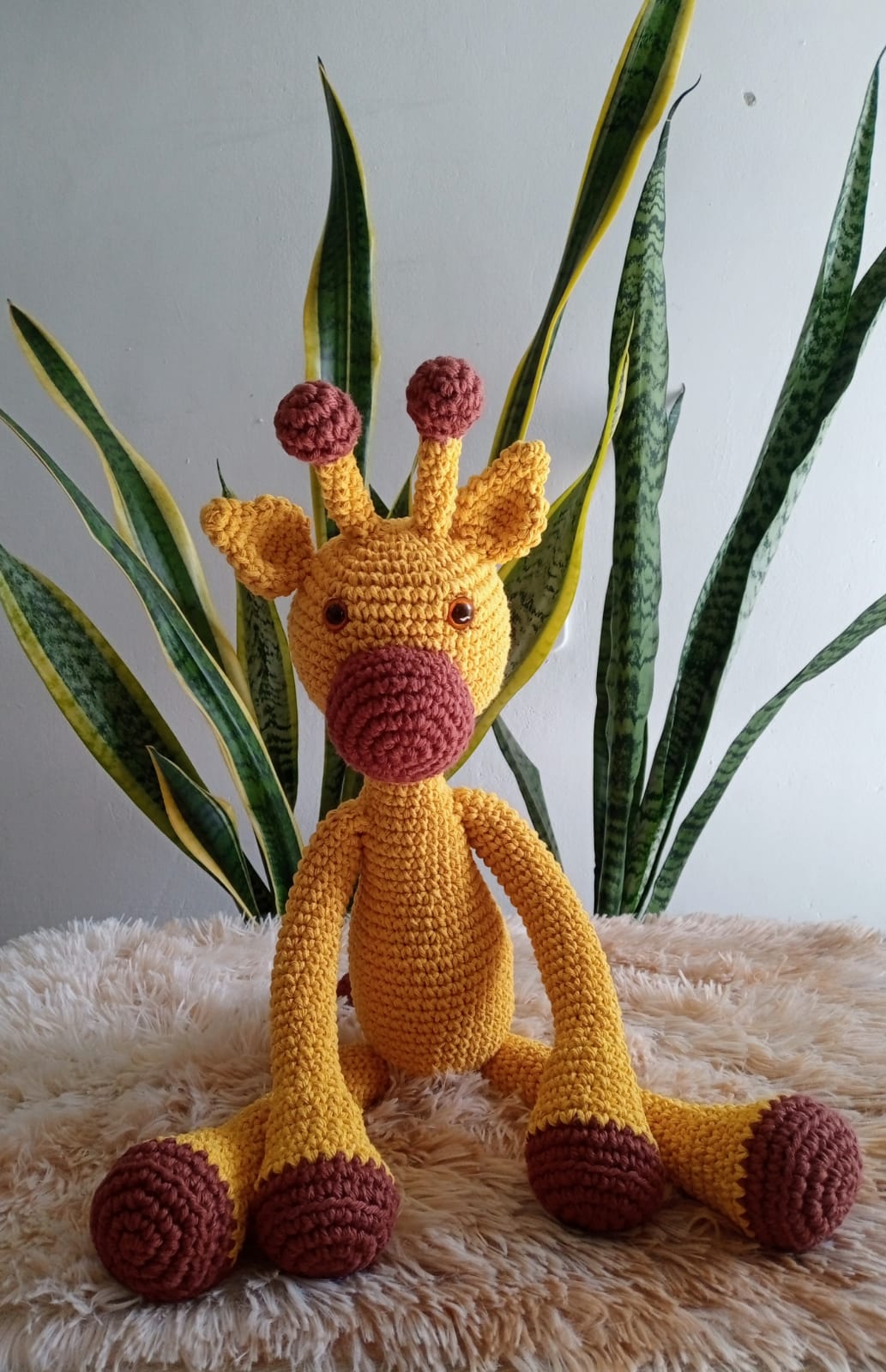 Girafa artesanal com pernas compridas