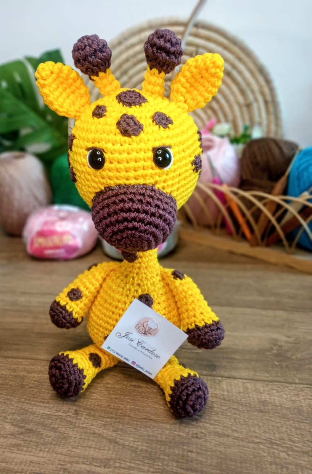 Girafa artesanal amarela em crochê
