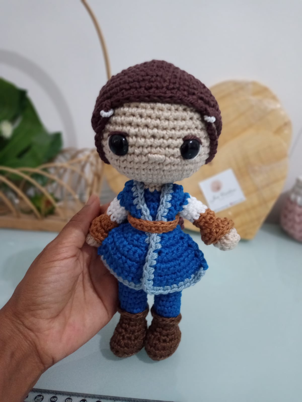 Boneca artesanal azul em crochê