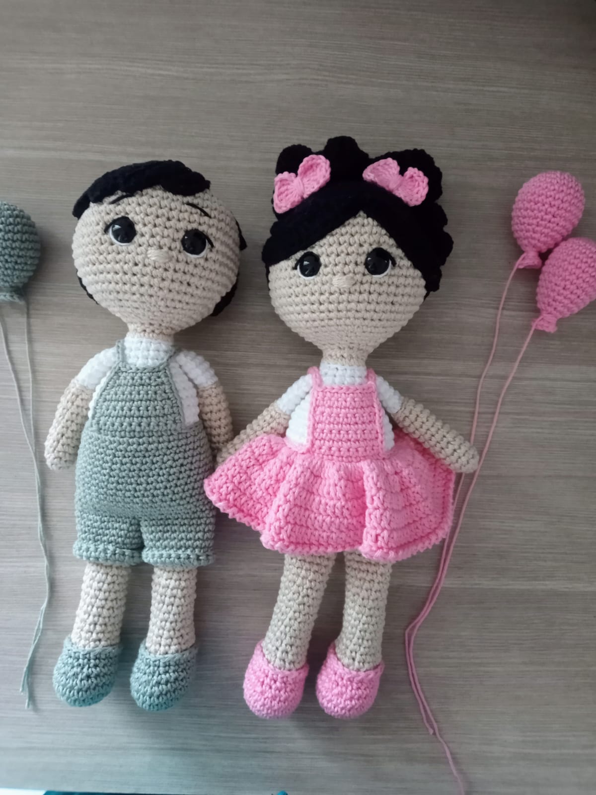 Bonecos artesanais com roupas personalizadas
