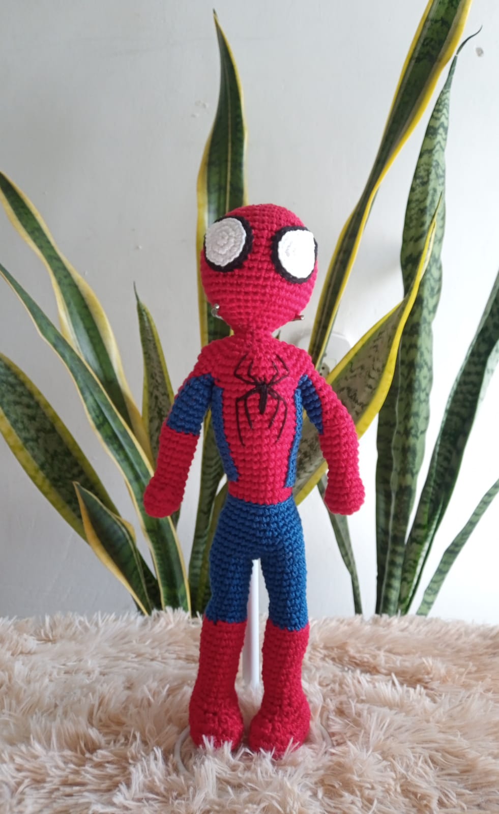 Boneco artesanal de super-herói em crochê